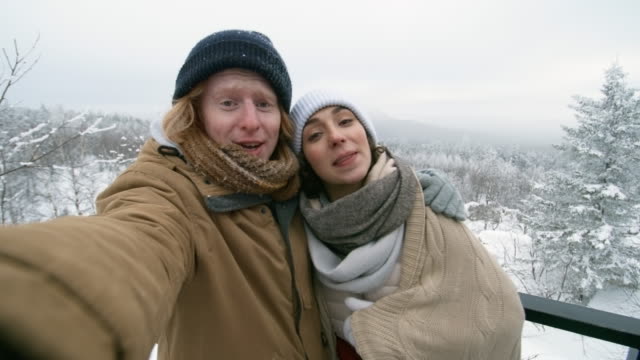 Video-de-pareja-turista-emocionado-llamada-del-Parque-Nacional