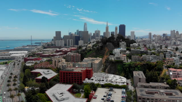 Toma-aérea-Drone-volando-hacia-atrás-desde-la-ciudad-hasta-el-puerto-de-San-Francisco,-California