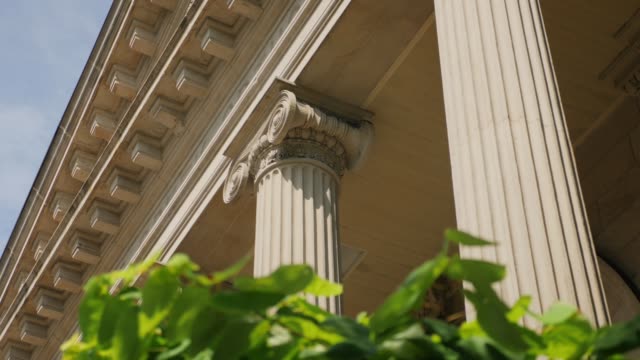 Tracking-Dolly-Shot-of-Roman-Columns-on-a-Pittsburgh-Building