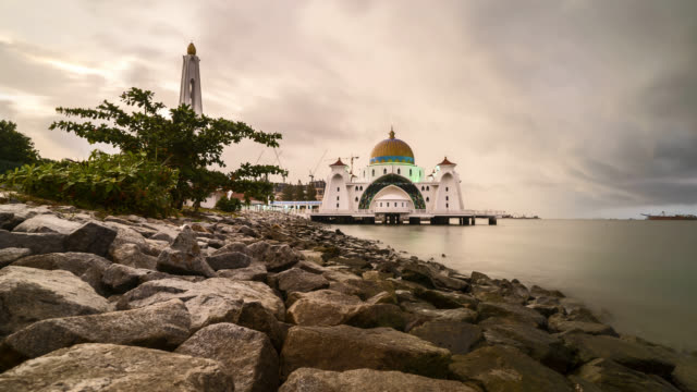 Hermoso-amanecer-en-el-estrecho-de-Melaka-flotante-Mezquita