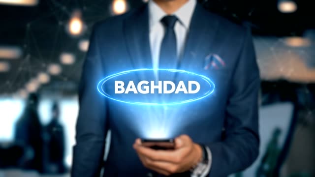 Empresario-con-el-teléfono-móvil-abre-interfaz-de-HUD-de-holograma-y-toques-palabra-país-Bagdad---Capital-