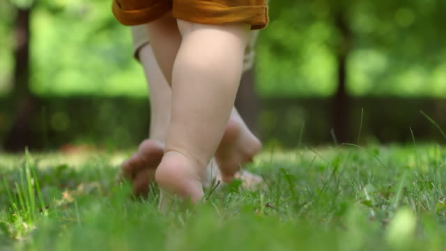 Beine-der-Mutter-Lehre-Baby-Walk-im-freien