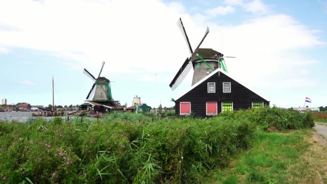 Emblemáticos-molinos-de-viento-en-el-Zaanse-Schans-cerca-de-Amsterdam,-Holanda