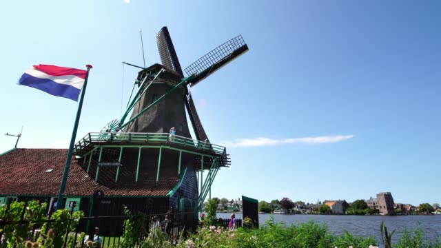Visitors-taking-pictures-of-traditional-Windmills-Zaanse-Schans-near-Amsterdam,-Holland