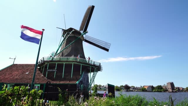 Touristen,-die-die-Bilder-von-traditionellen-historischen-Windmühlen-in-Zaanse-Schans-in-der-Nähe-von-Amsterdam,-Holland