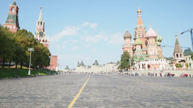 Kreml-Türme-und-Pokrowski-Kathedrale-auf-dem-Roten-Platz-in-Moskau
