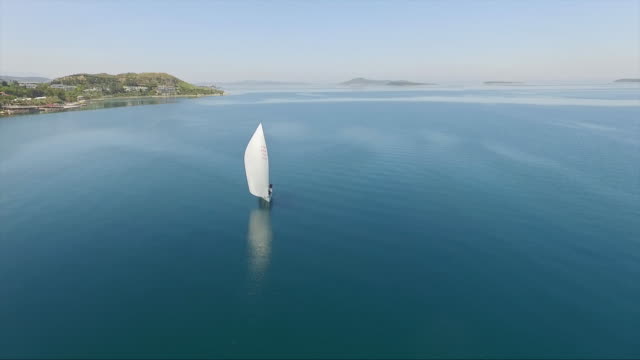 ein-einzelnes-Segelboot-mitten-auf-dem-Meer-in-izmir