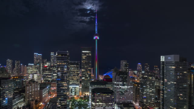 Horizonte-de-la-bella-ciudad-de-gran-colorido-en-la-noche-en-Toronto