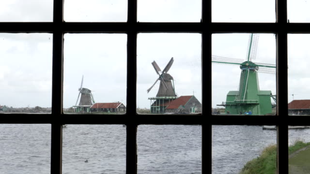 Windmühlen,-wie-durch-ein-Fenster-an-der-Zaanse-Schans-in-der-Nähe-von-Amsterdam-zu-sehen
