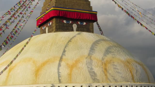 Gebetsfahnen-im-Wind-auf-der-Boudhanath-Stupa.-Nepal