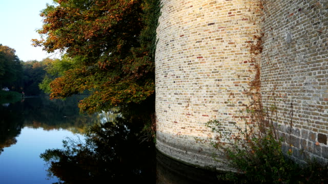 Guerra-mundial-una-en-Bélgica:-otoño-hoy,-Ypres-alrededor-de-las-murallas-a-pie-camino