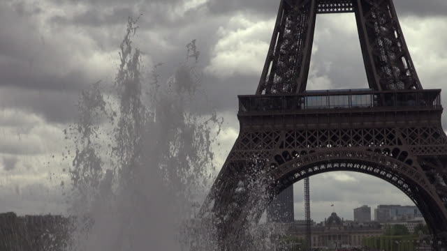 Wasser-und-das-Profil-der-Eiffelturm,-Paris,-Frankreich