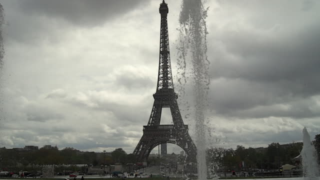 Water-and-Profile-of-Eiffel-Tower,-Paris,France