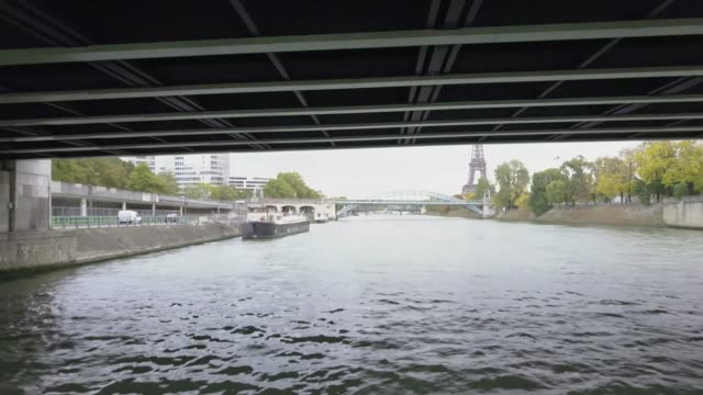 Drohne-Filmmaterial-Unterquerung-der-Brücke-und-hinauf-zur-Seine-und-Eiffelturm-in-Paris-zu-zeigen