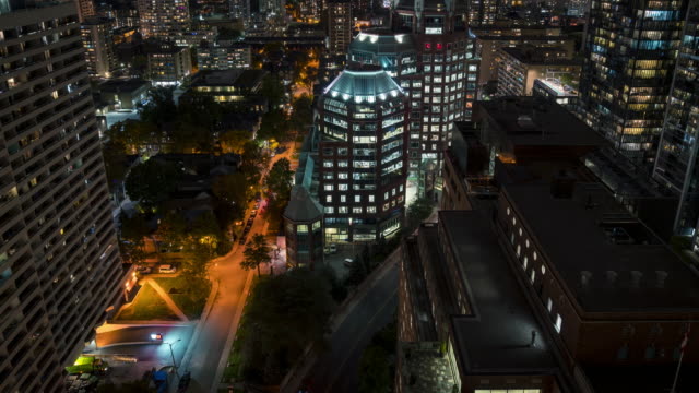 Ciudad-noche-horizonte-coches-en-Toronto