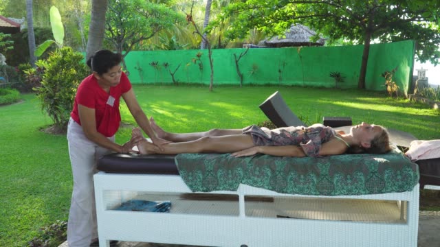 Woman-doing-massage-to-girl-in-asia.-Bali,Indonesia