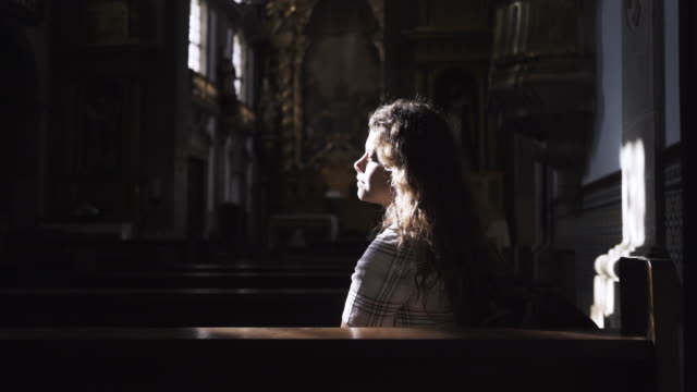 Mujer-sentada-en-la-Catedral-oscura