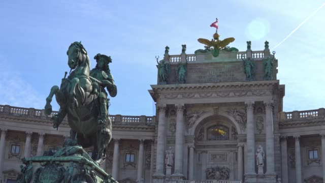 Palacio-Imperial-de-Hofburg-y-estatua-Viena,-Austria