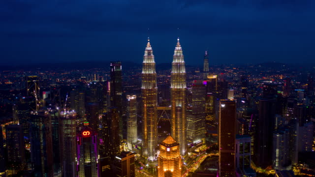 Nacht-Kuala-Lumpur-Stadtzentrum-thront-aerial-Panorama-Zeitraffer-4k-Malaysia