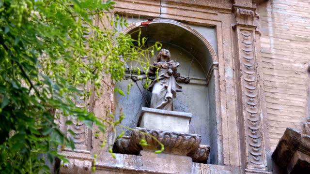 Statue-eines-Helden-auf-einer-Steinmauer-eines-alten-Schlosses-in-Valencia,-Spanien