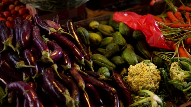 Stapel-von-Auberginen-und-viele-Gemüse-zum-Verkauf-auf-dem-traditionellen-Markt