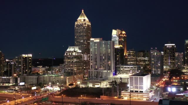 Antenne-von-Atlanta,-Georgia-bei-Nacht
