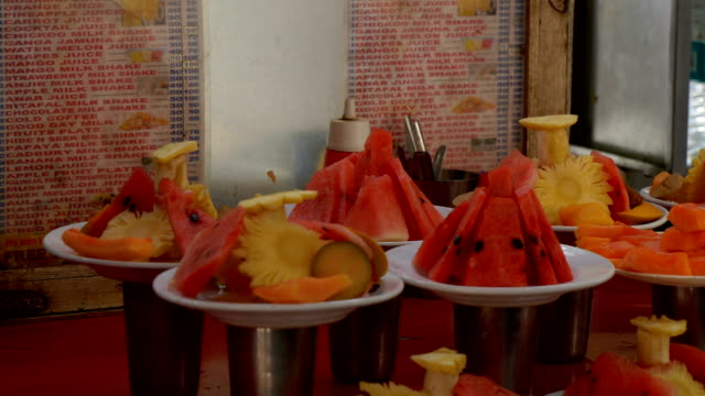 Street-Food--Cut-Früchte-auf-Gericht-zum-Verkauf-auf-Mumbai-Streets,-Indien