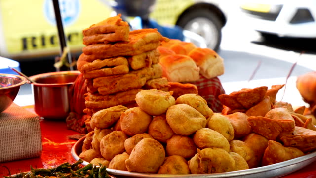 Varieties-of-street-food-displayed-on-Mumbai-streets,-India