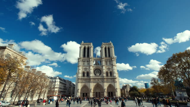 París,-Francia---11-de-noviembre-de-2014:-Vídeos-de-Notre-Dame-en-París.-Creación-de-dos-tomas-en-un-día-soleado