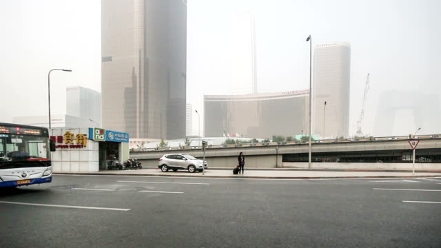 Beijing,-China-–-25.-Oktober-2014:-In-schlechtem-Wetter,-dem-Wahrzeichen-der-Haltestelle-Guomao-Geschäftsviertel-befinden-sich-In-der-Ferne-schemenhafte,-Peking,-China