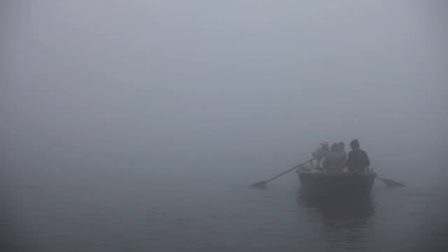 Barco-desaparecer-en-la-niebla-en-el-Ganges:-Varanasí,-India