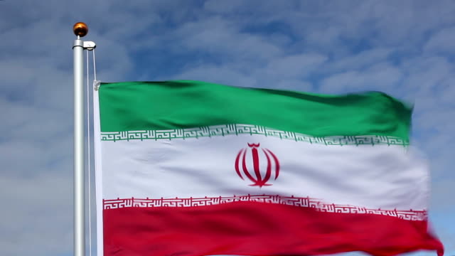Elevar-la-bandera-de-Irán