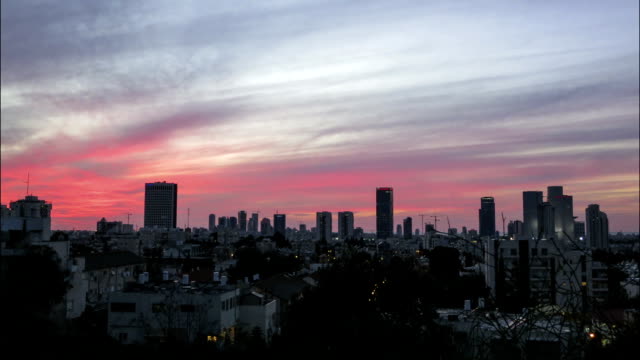 Tel-Aviv-skyline-der-Stadt-Zeitraffer-orange-Sonnenuntergang-in-die-Nacht