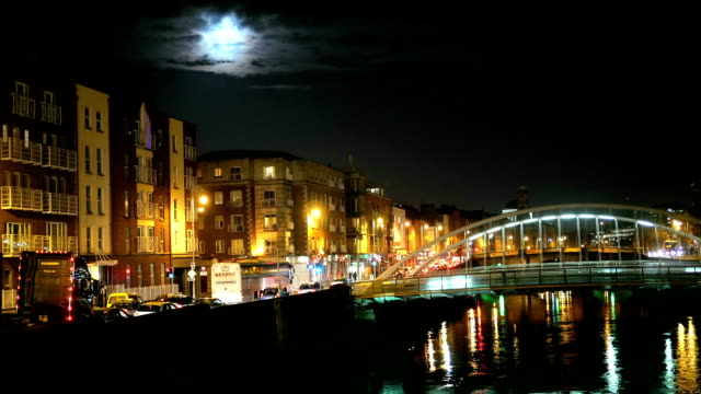 Blick-bei-Nacht-von-der-berühmten-Ha\'Penny-Brücke-in-Dublin,-Irland