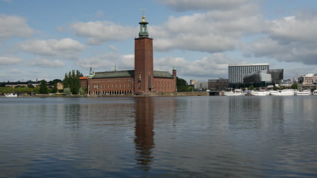 Zeitraffer-von-Stockholm-City-Hall-Gebäude,
