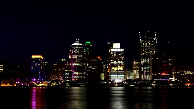 Timelapse-of-the-Detroit-skyline-at-night