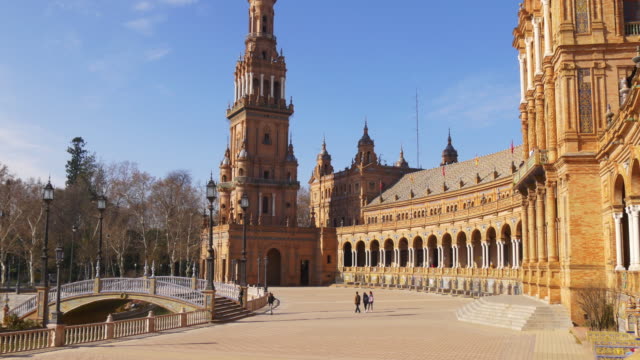 Plaza-de-España-in-Sevilla-sonniger-Tag-touristischen-Spaziergang-Placa-4-k-Spanien