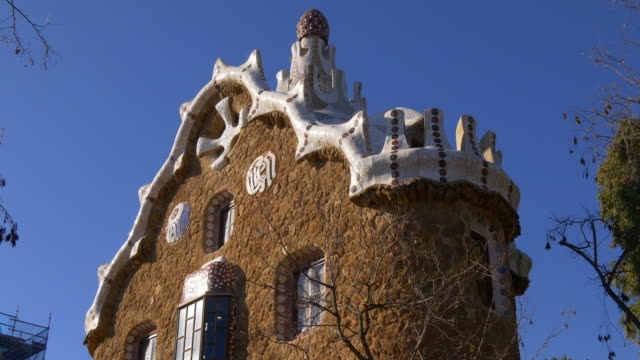 Día-soleado-en-el-parque-güell-en-barcelona-Gaudí-edificio-primer-plano-azul-cielo-vista-4-k,-España
