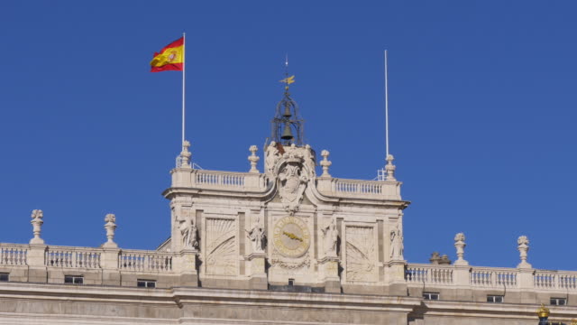 spain-sunny-day-madrid-royal-palace-top-waiving-flag-4k