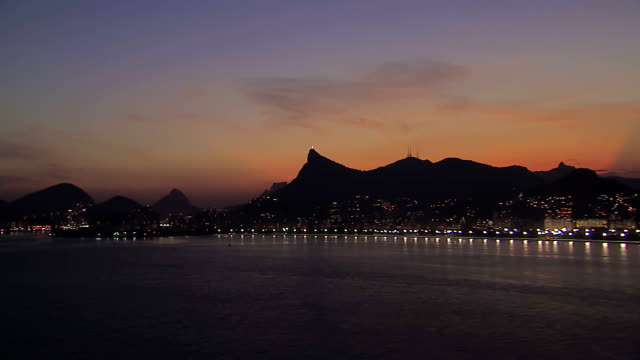 Flachwinkelansicht-Luftbild-von-Rio-de-Janeiro,-Brasilien-Bucht-in-der-Abenddämmerung