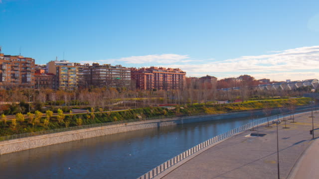 Madrid-Fluss-Bucht-sonnigen-Morgen-Panorama-\"-4-k-Zeitraffer-Spanien