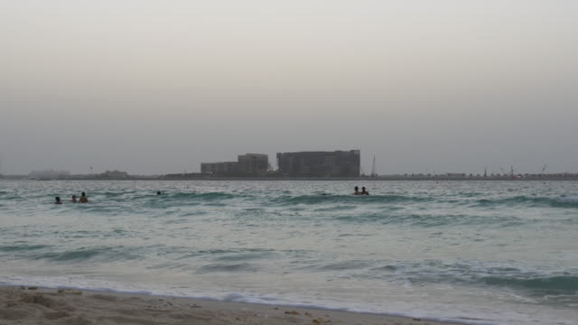 Noche-de-la-ciudad-de-dubai-de-la-vista-a-la-playa-de-4-k,-Emiratos-Árabes-Unidos