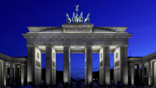 Time-lapse-Brandenburg-Gate-at-sunset,-Berlin