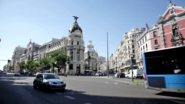 Day-traffic-near-The-Metropolis-building,-Madrid