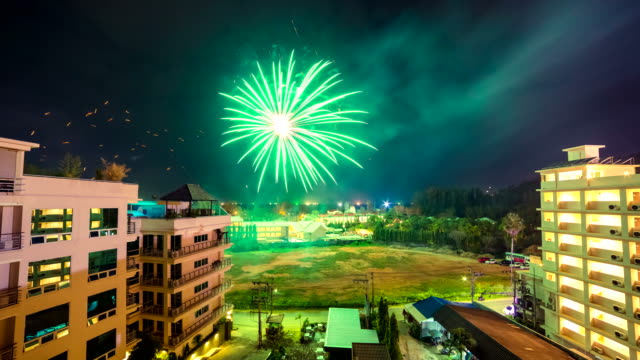 4-K-Lapso-de-tiempo.-2016-año-nuevo-fuegos-artificiales-sobre-la-ciudad-de-Phuket,-Tailandia.-Enero-de-2016.