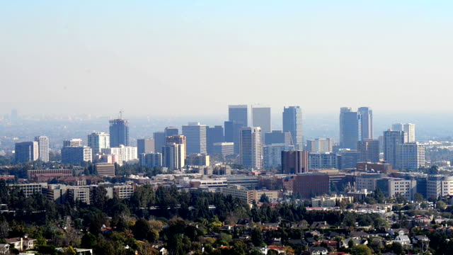 Innenstadt-Los-Angeles-Skyline-über-Blau-bewölkten-Himmel