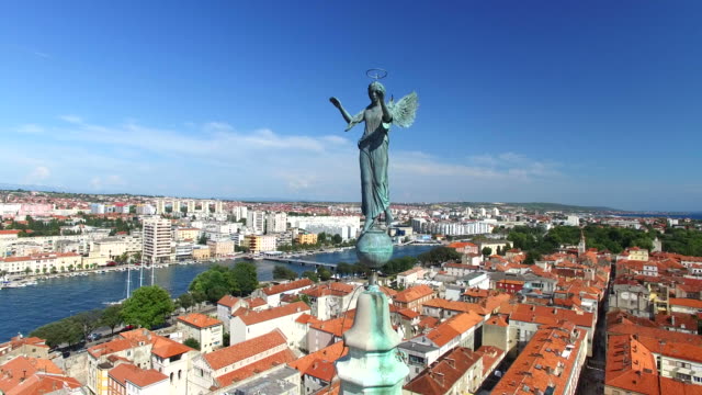 Ángel-en-el-último-piso-de-la-torre-de-catedral-de-St.-Anastasia-en-Zadar,-Croacia