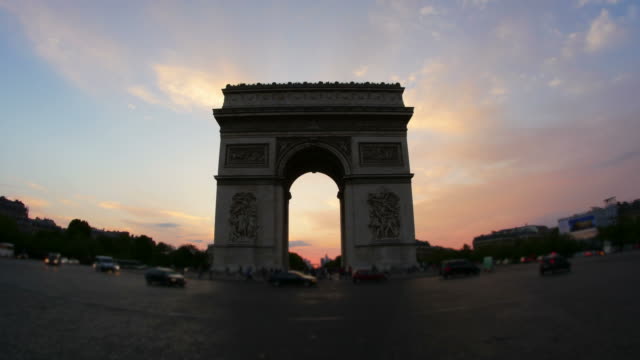 Champs-Elysées-ein-Sonnenuntergang-in-Paris,-Frankreich