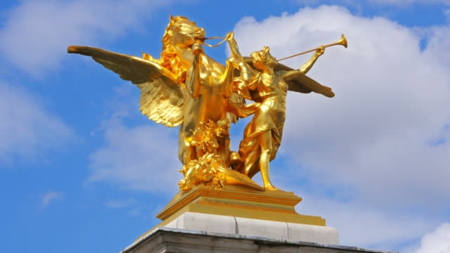 Goldene-Statue-in-Paris,-Frankreich