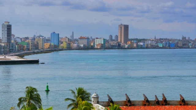 4-K-ciudad-de-Havan-Cuba-visto-desde-Antiguo-Fort,-cánones-en-primer-plano